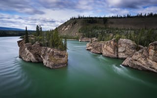 Картинка река, скалы, островок, деревья, Yukon River, Canada, Юкон, Канада, Yukon, Река Юкон