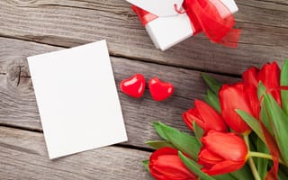 Обои любовь, gift, wood, букет, Valentine's Day, romantic, red, flowers, love, сердечки, тюльпаны, tulips, цветы, hearts