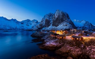 Картинка скалы, зима, дома, фьорд, горы, свет, снег