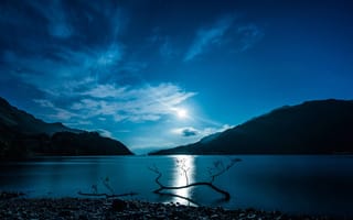 Картинка Шотландия, вода, ночь, луна, озеро, свет, горы, отражение