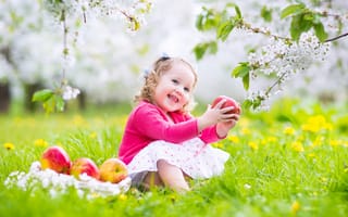 Картинка ребенок, joy, травка, цветущие деревья, цветы, baby, радость, flowering trees, grass, весна, spring, flowers