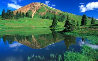 Картинка небо, гора, трава, деревья, облака, природа, озеро, отражение