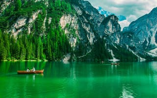 Картинка зелень, лес, деревья, солнце, небо, озеро, горы, облака