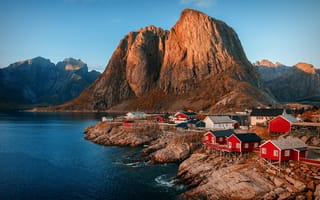 Обои скалы, небо, Норвегия, горы, поселение, фьорд