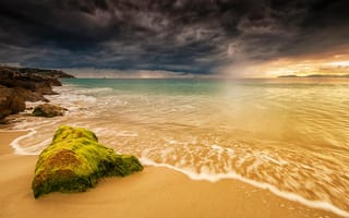 Картинка море, небо, горизонт, тучи, побережье, Италия, камни, дождь