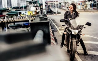 Картинка мотоцикл, девушка, улица, очки, Honda, город