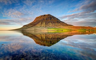 Картинка озеро, вулкан, Kirkjufell, облака, Исландия, природа, закат, отражение, гора