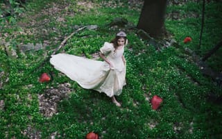 Картинка девочка, лес, диадема, клубника, платье, ягоды
