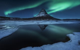 Картинка звезды, ночь, снег, вода, Исландия, зима, гора Kirkjufell, северное сияние