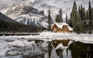 Картинка зима, хижина, снег, горы, деревья, мост, озеро