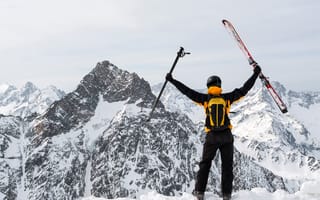 Картинка зима, снег, костюм, пейзаж, скалы, шлем, лыжи, горы