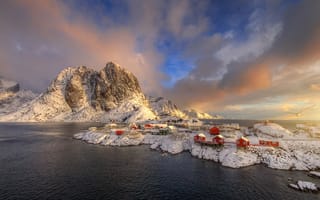 Картинка облака, поселение, скалы, Норвегия, зима, снег, чайка, свет