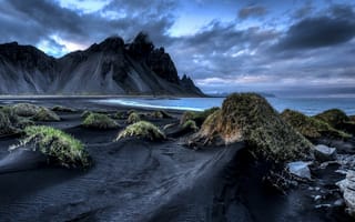 Картинка Iceland, Stockksness, Vestrahorn, трава, Исландия, море, горы, облака, черный песок, берег