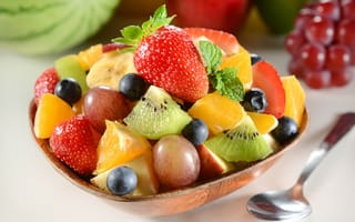 Картинка десерт, berries, киви, клубника, фруктовый салат, dessert, листики мяты, виноград, bilberry, mint leaves, ягоды, kiwi, черника, grape, fruit salad, strawberry