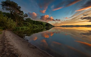 Картинка берег, landscape, Loch Leven, облaка, sunset, light, trees, water, Scotland, sky