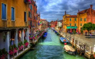 Картинка Venice, цветы, небо, дома, Венеция, улочка, канал, тучи, вода