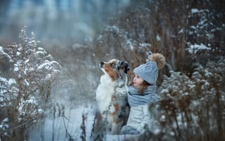 Картинка трава, девочка, собака, помпон, шапка, снег, друзья