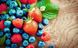 Картинка fresh berries, strawberry, ягоды, черника, малина, blueberry, raspberry, wood, клубника