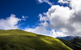 Картинка небо, облака, трава, склон, горы