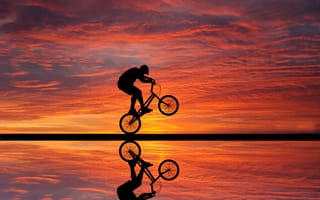 Обои облака, велосипедист, закат, отражение