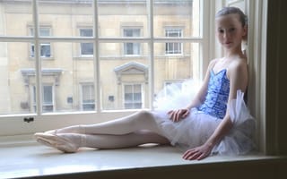 Картинка девочка, окно, балерина