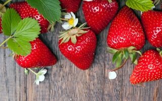Картинка strawberry, ягоды, клубника, wood, fresh berries