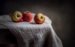 Картинка макро, три яблока, яблоки