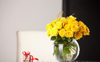 Картинка стол, желтые, ваза, подарок, розы