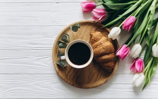 Картинка цветы, кофе, tulips, cup, wood, white, romantic, чашка, завтрак, croissant, тюльпаны, pink, розовые, heart, coffee, flowers