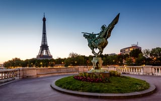 Картинка France Reborn Statue, Bir-Hakeim Bridge, Париж, Paris, France, Мост Бир-Хакейм, Эйфелева башня, Eiffel Tower, статуя, Франция, скульптура