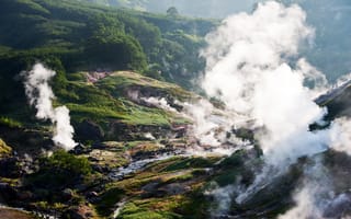 Картинка зелень, трава, ручей, деревья, долина, камни, солнце, горы