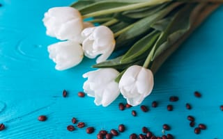 Картинка кофе, белые, тюльпаны, зерна, tulips, wood, flowers, coffee, beans, букет, white