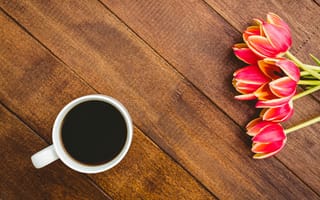 Картинка цветы, кофе, красные, cup, red, flowers, тюльпаны, букет, coffee, wood, чашка, tulips
