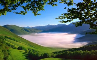 Картинка Италия, деревья, туман, горный хребет, листва, долина, Май, Апеннинские горы, Монти-Сибиллини, утро, весна, ветки