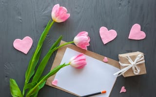 Обои цветы, pink, gift, romantic, подарок, сердечки, spring, flowers, wood, hearts, розовые, tulips, тюльпаны