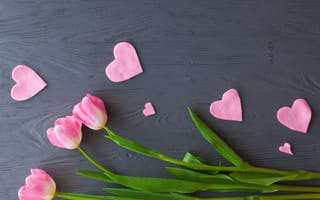 Картинка цветы, букет, розовые, flowers, tulips, romantic, love, тюльпаны, сердечки, hearts, wood, spring, pink