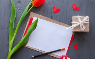 Картинка цветы, tulips, red, тюльпаны, flowers, gift, hearts, красный, wood, valentine, подарок, сердечки, romantic