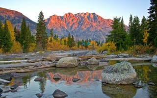 Картинка grand teton national park, отражение, ель, деревья, небо, озеро, домик, горы, камни, wyoming, осень, сша, закат