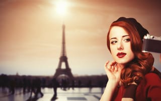 Картинка девушка, Париж, взгляд, фотоаппарат, красные губы, рыжая