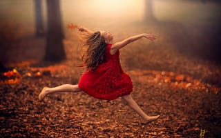 Картинка automn, girl, листья, полёт, осень, танец, девочка, прыжок, jump, балетки, road, baby, эльф, ребенок, фея, dress, красное платье, freedom