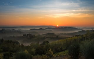 Картинка поле, небо, холмы, рассвет, туман, облака, солнце, деревья
