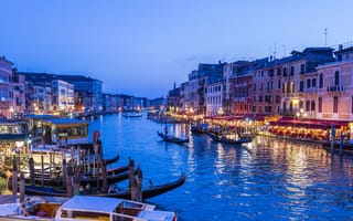 Картинка Венеция, огни, канал, Италия, гондола, вечер, лодка, дома, небо