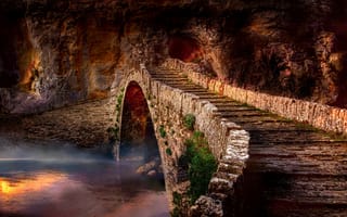 Картинка каменный, арка, мост, арочный, кладка, мостик, кирпичи, атмосфера, скала, подступ к замку, романтика, туман, средневековье, старинный, вода, река, Греция, ров, пррирода, пейзаж, водоем
