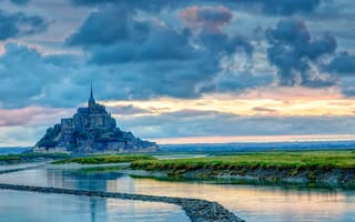 Картинка Мон-Сен-Мишель, Нормандия, море, небо, облака, замок, Франция, остров
