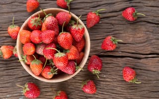Обои ягоды, клубника, fresh, strawberry, sweet, спелая, berries, красные, wood