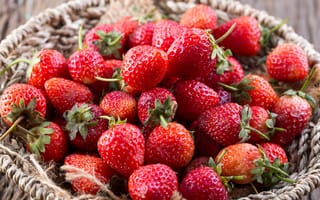 Картинка клубника, berries, sweet, fresh, ягоды, спелая, wood, strawberry, красные