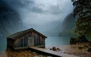 Картинка лес, пейзаж, берег, озеро, туман, горы, дома