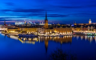 Картинка вода, причал, панорама, яхта, корабль, Швеция, Stockholm, Старый город, ночной город, Стокгольм, залив, набережная, Sweden, дома, отражение, здания