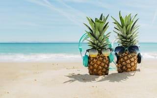 Картинка песок, sand, ананас, лето, пляж, headphones, beach, funny, sunglasses, sea, очки, каникулы, cute, summer, happy, vacation, наушники, отдых, pineapple, море