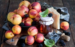 Обои нектарин, баночка, мед, доска, ежевика, Anna Verdina, фрукты, посуда, сыр, ягоды, листья, персики